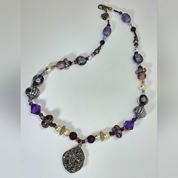 Silver Tone Glass Beaded Necklace With Druzy Pendant - Picture 5 of 6